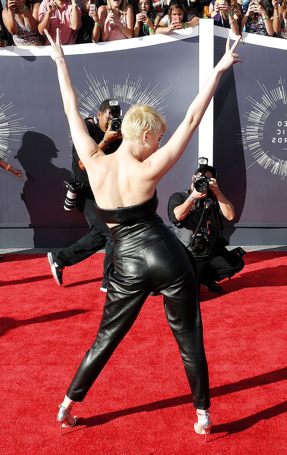 22P Miley Cyrus - Tight Teen Slut for a Hard Fuck !!!