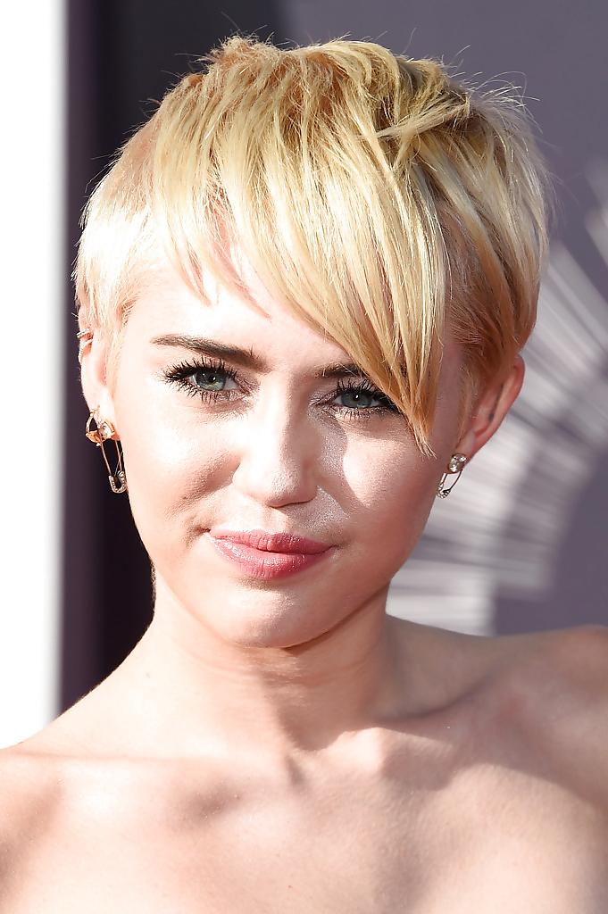 22P Miley Cyrus - Tight Teen Slut for a Hard Fuck !!!