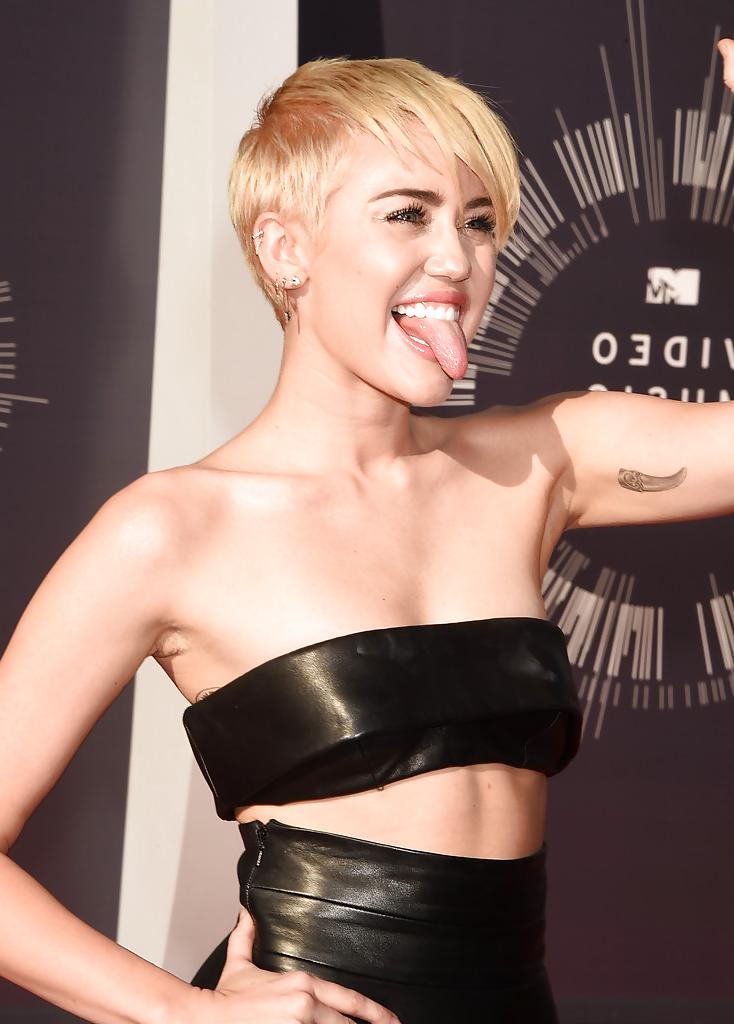22P Miley Cyrus - Tight Teen Slut for a Hard Fuck !!!