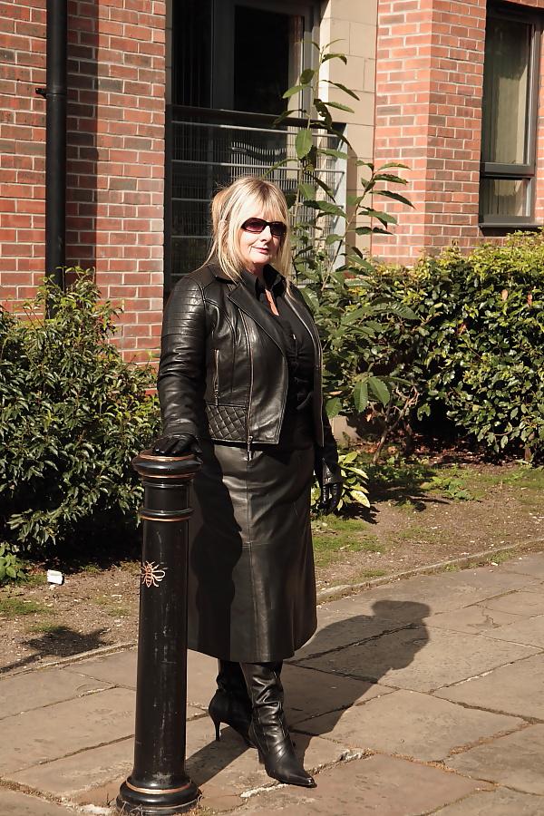 25P SPLASK YOUR DICK HARD ON THE LADYS LEATHER OUTFITH