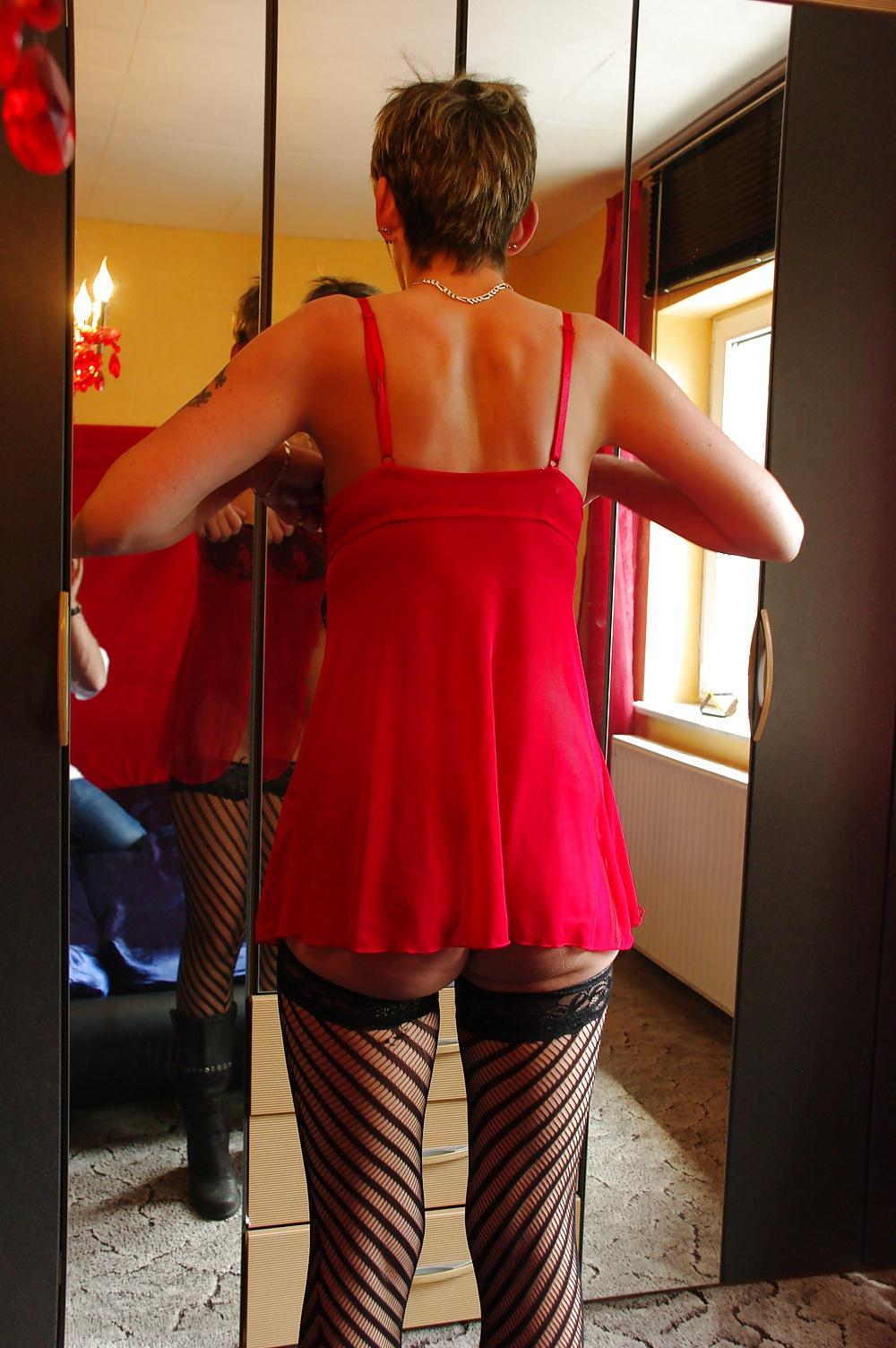 25P German milf red dress and nylons want look sexy