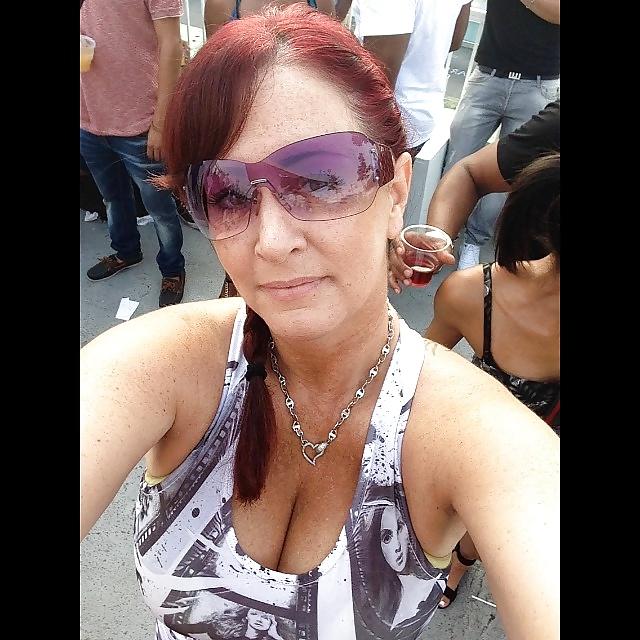 20P Busty milf