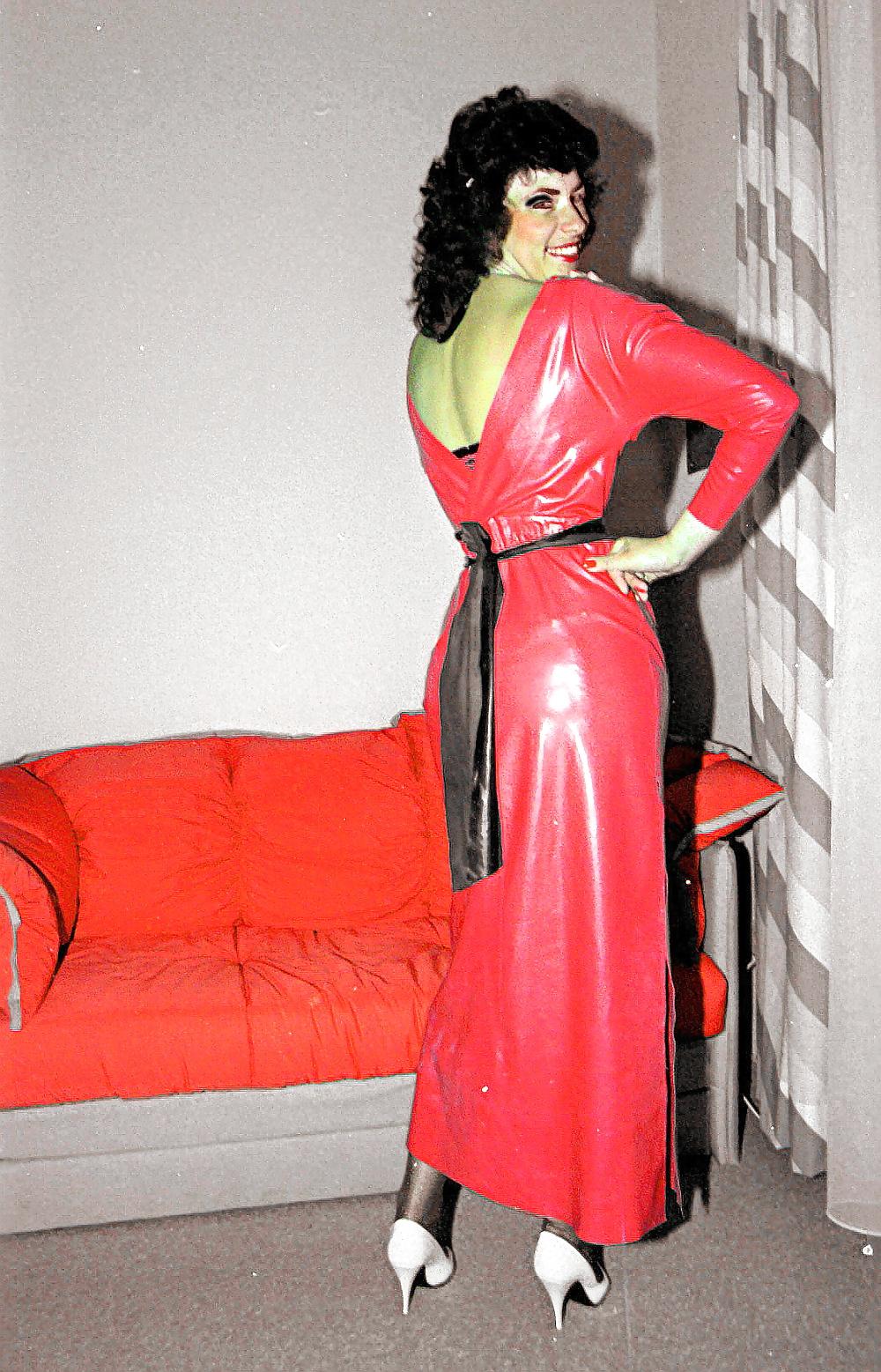 12P 1981 in Korsett und Gummikleid