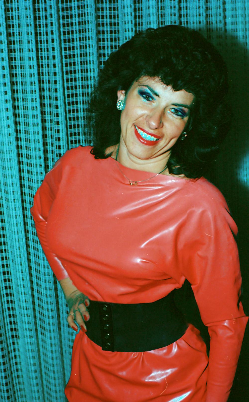 12P 1981 in Korsett und Gummikleid
