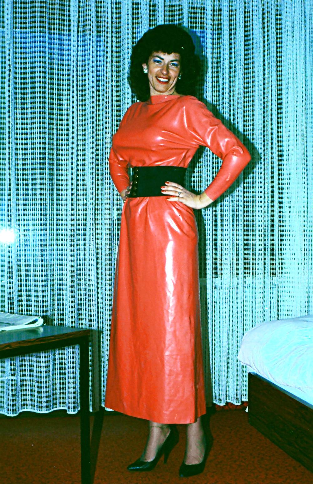 12P 1981 in Korsett und Gummikleid