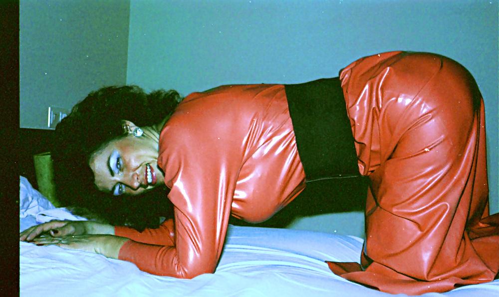 12P 1981 in Korsett und Gummikleid
