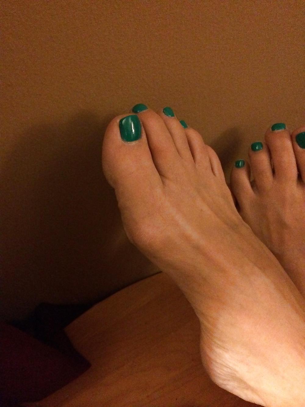 15P More wifes blue and pink toes