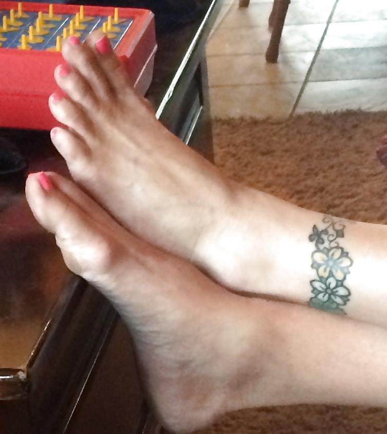 15P More wifes blue and pink toes