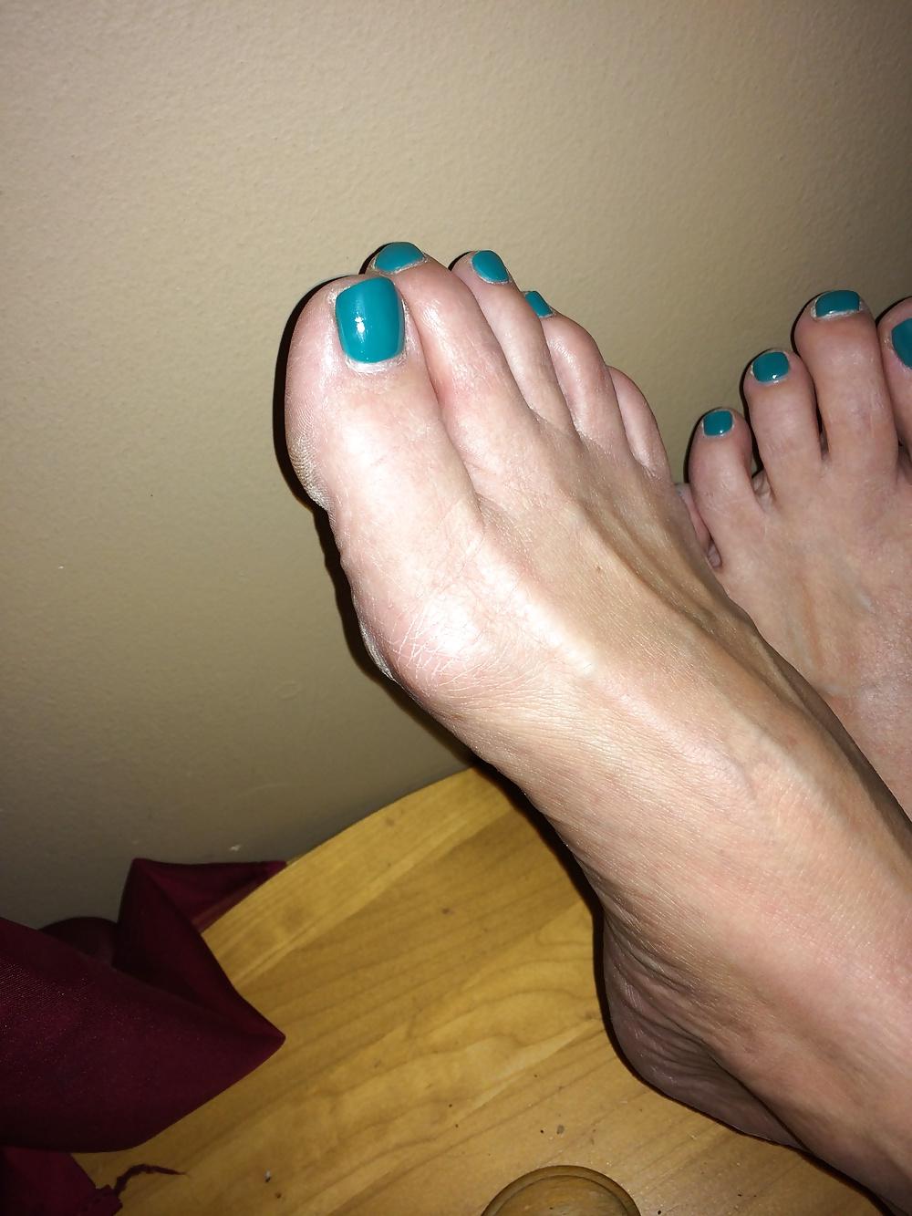 15P More wifes blue and pink toes