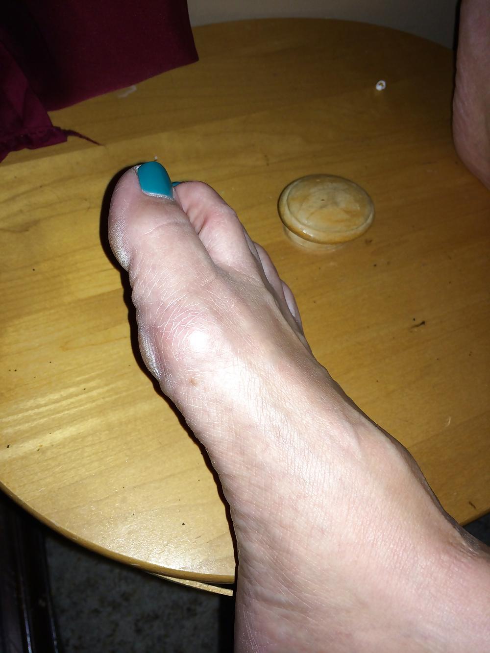 15P More wifes blue and pink toes