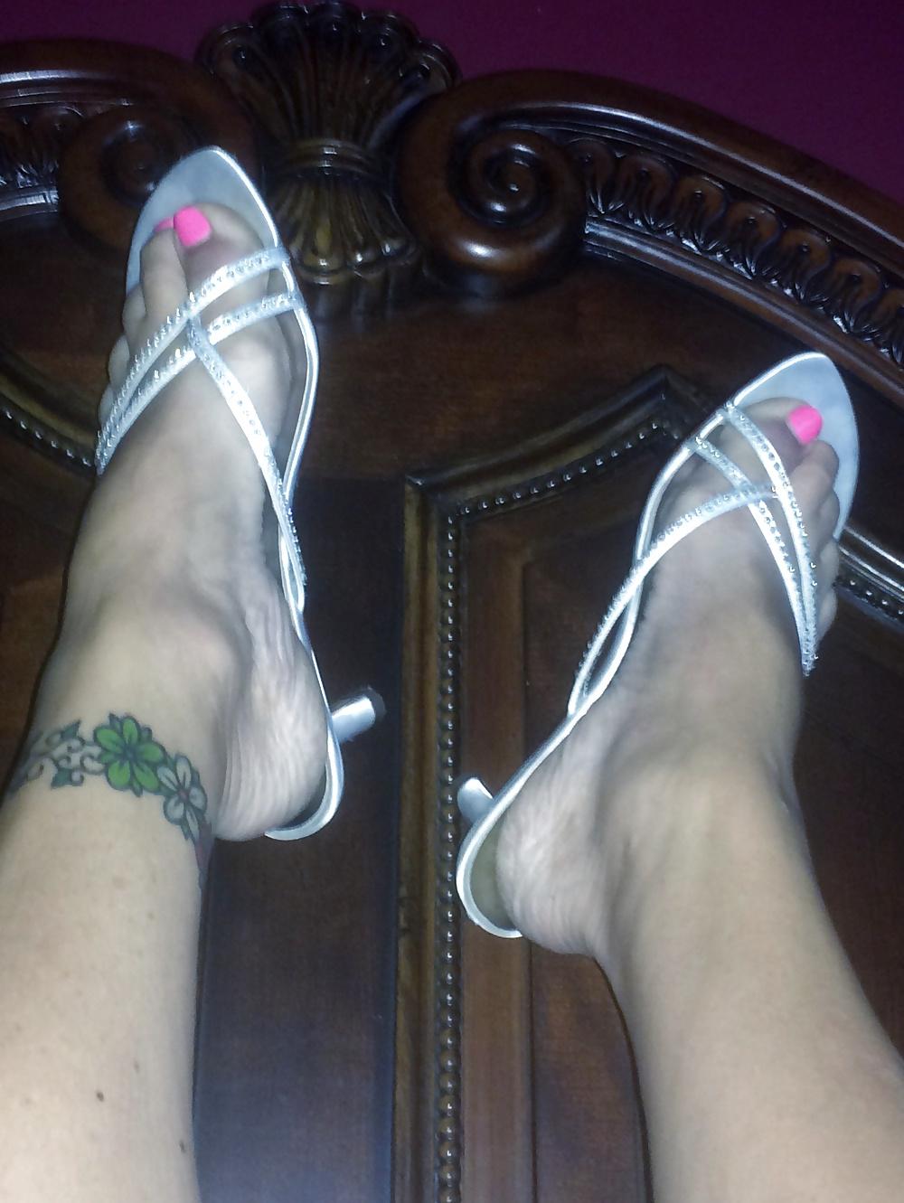 15P More wifes blue and pink toes