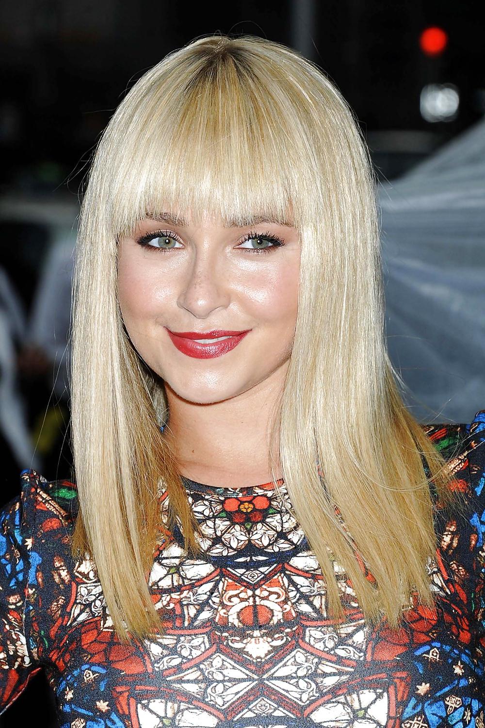 23P Hayden Panettiere In Tight Dress (The Late Show)
