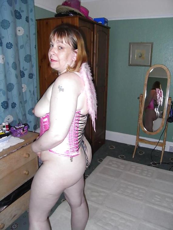 25P Pain Slut Laura