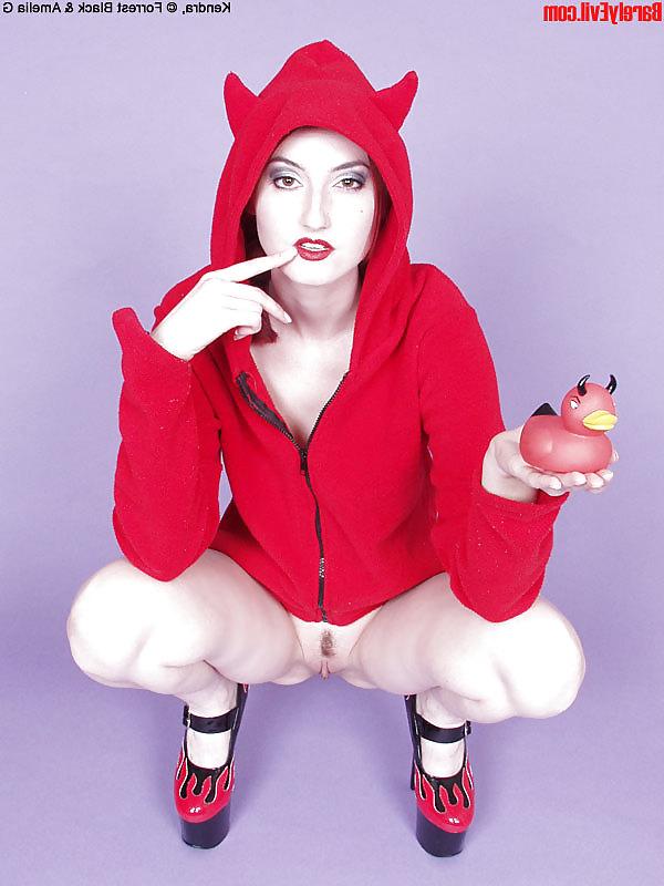 10P Pale red love