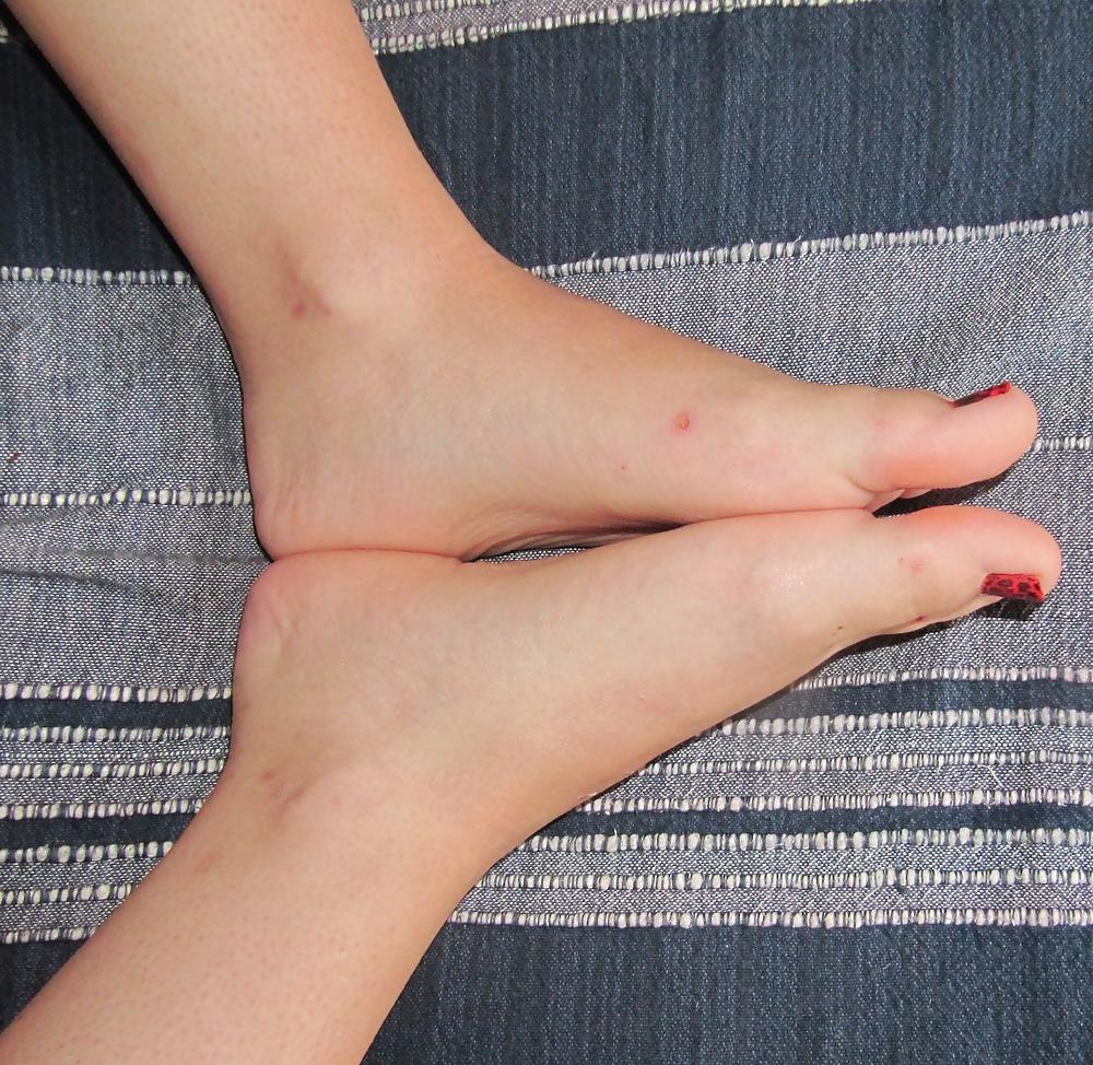 9P Sexy young little feet ready for footjob!