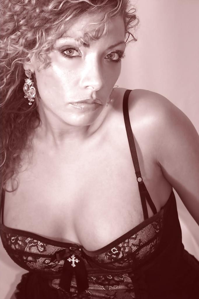 10P MY NEXT DOOR NEIGHBOUR IS A SINGLE  DIRTY MILF
