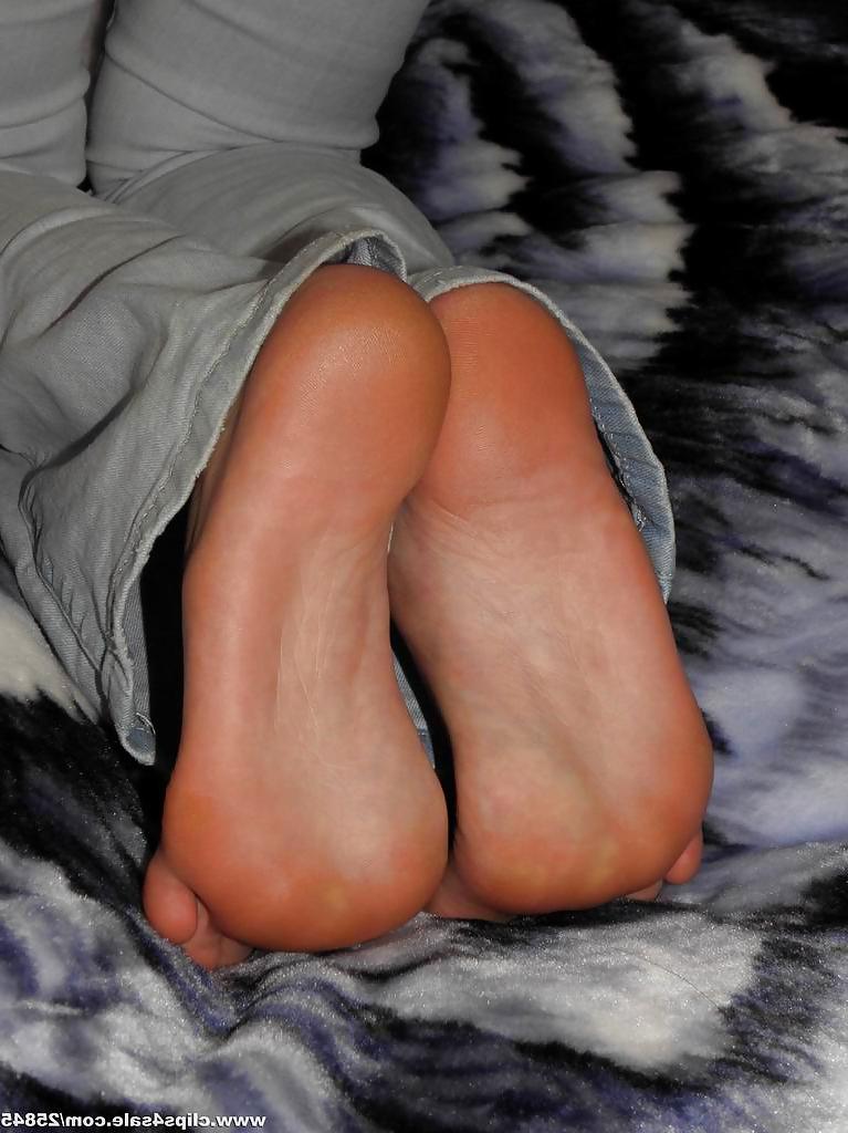 15P Blue Jeans Barefoot