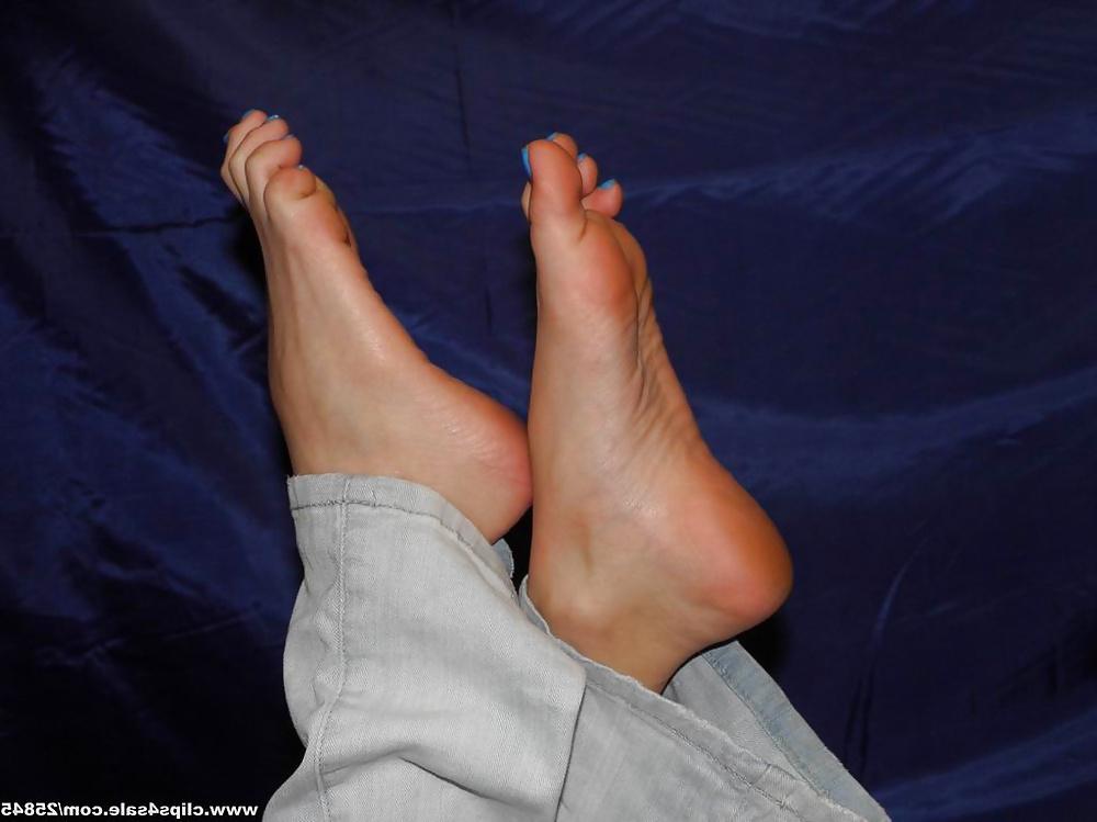 15P Blue Jeans Barefoot