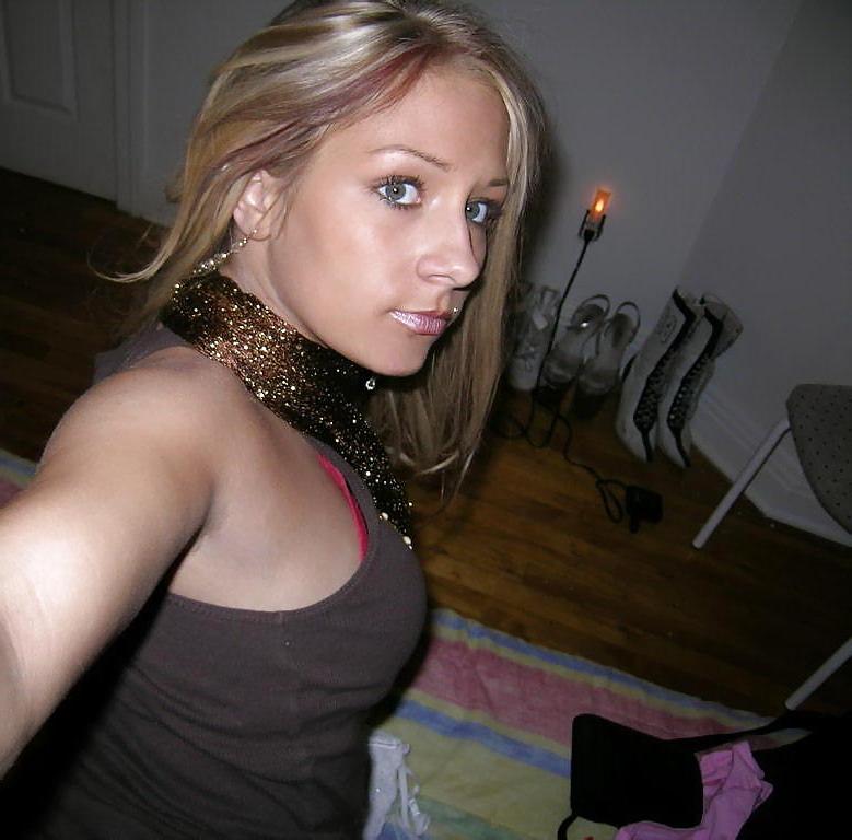 25P Self pics of hot blonde teen with perfect body