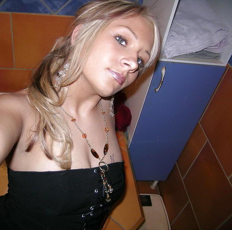 25P Self pics of hot blonde teen with perfect body
