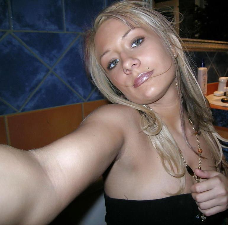 25P Self pics of hot blonde teen with perfect body