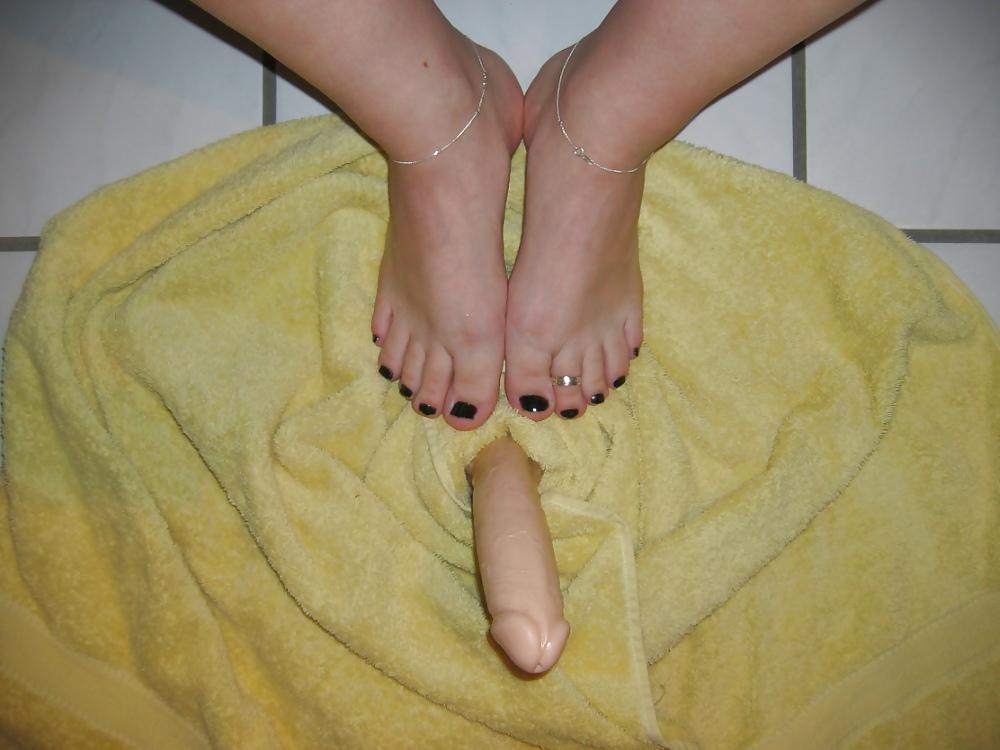 25P Barefoot Dildo Footjob 2