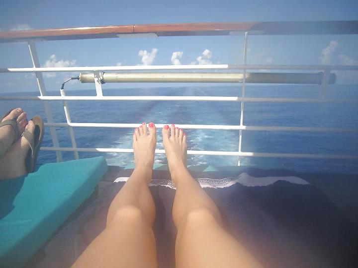 10P Who wants footjob nd handjob?