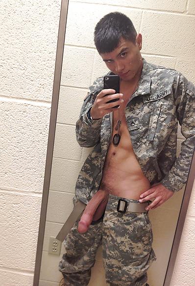 19P Naked men in the lockerroom 2.