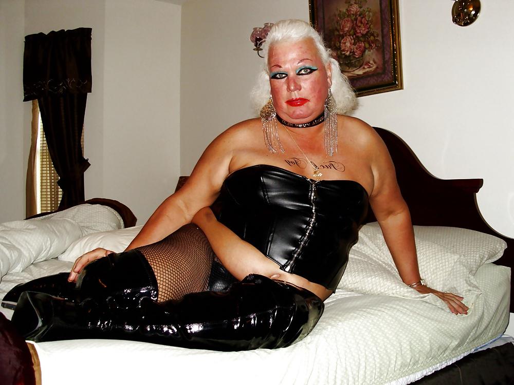 25P Queen of Spades PAWG slut in bedroom ready to serve