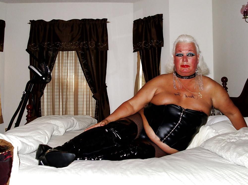 25P Queen of Spades PAWG slut in bedroom ready to serve