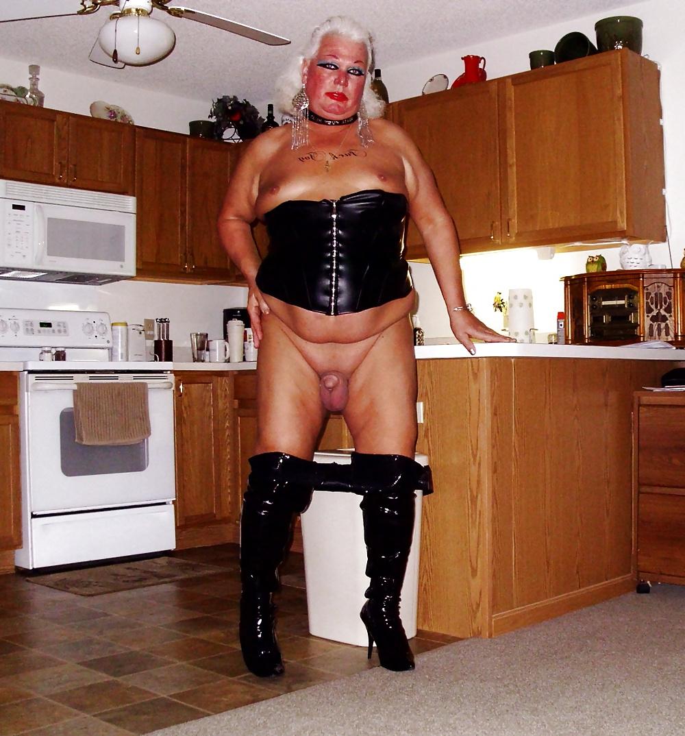25P Queen of Spades PAWG slut in bedroom ready to serve