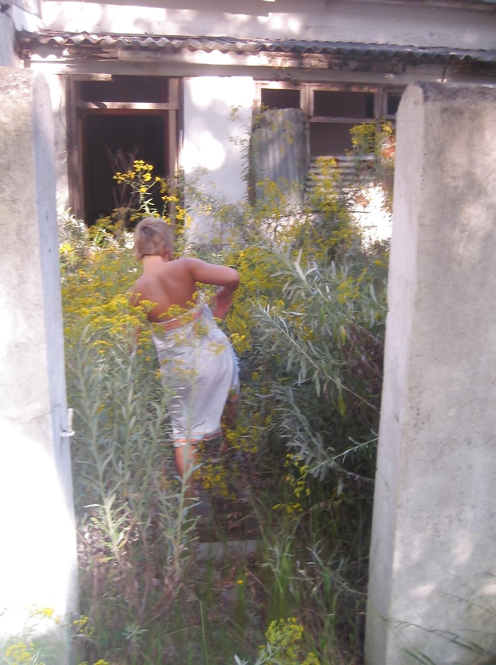 25P 2 cute blondes posing in dirty building