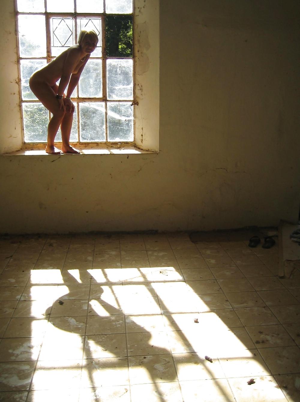 25P 2 cute blondes posing in dirty building