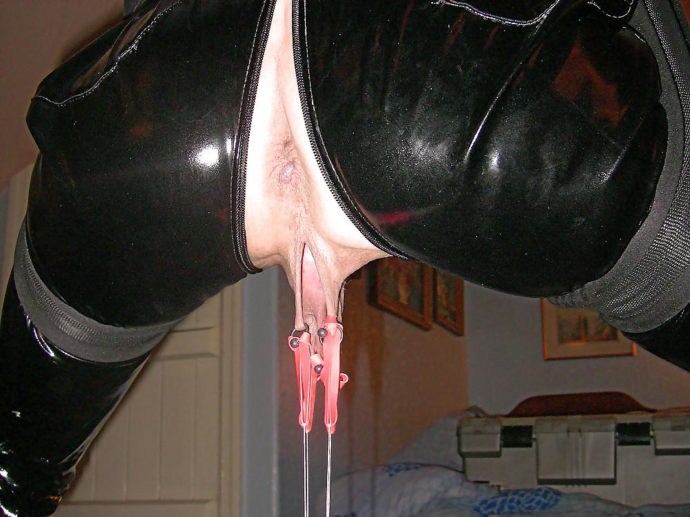 11P Tim199 Big stretch for pussy on the sex swing