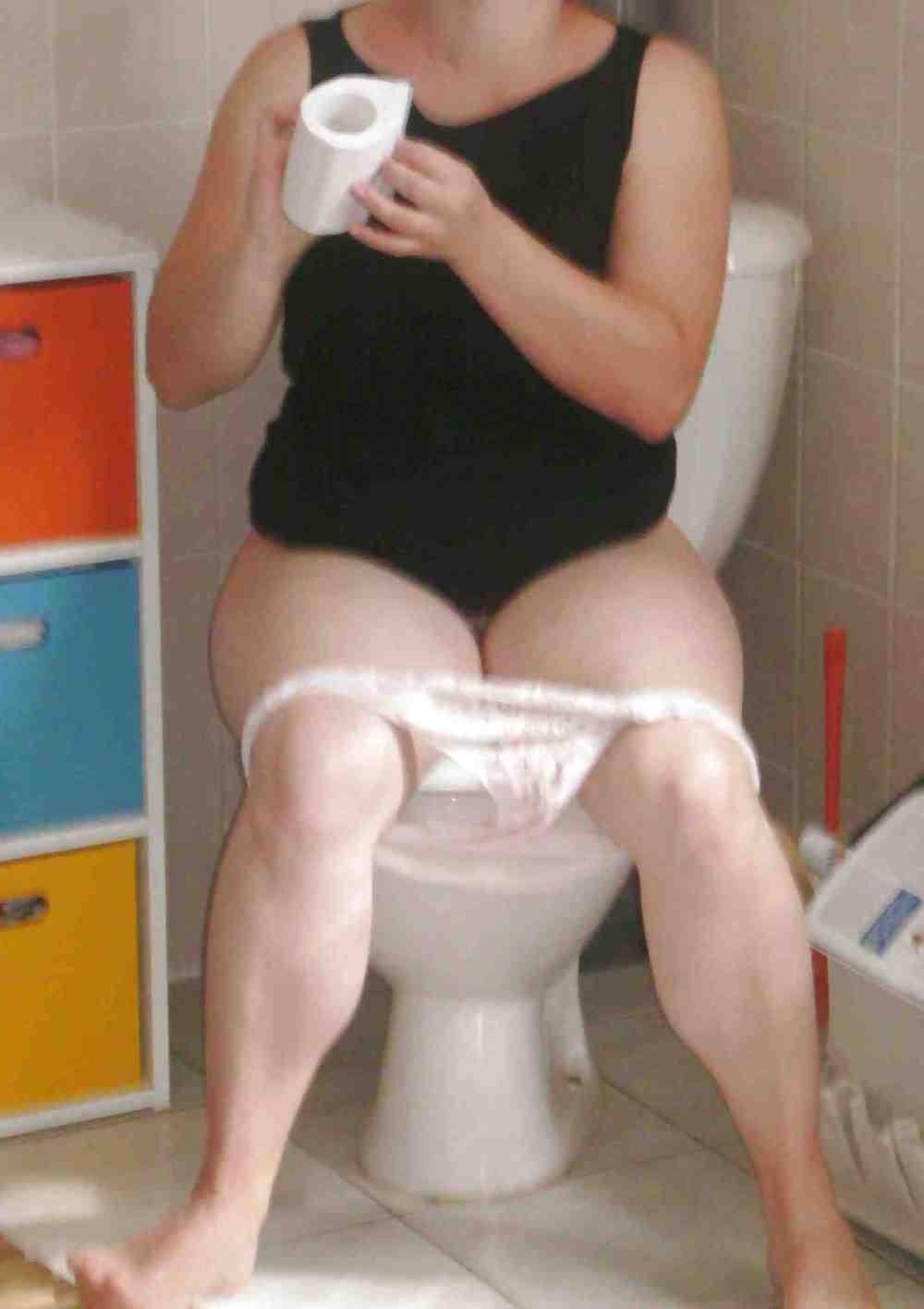 10P French wife at toilet