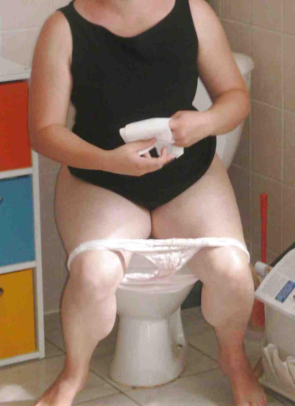 10P French wife at toilet