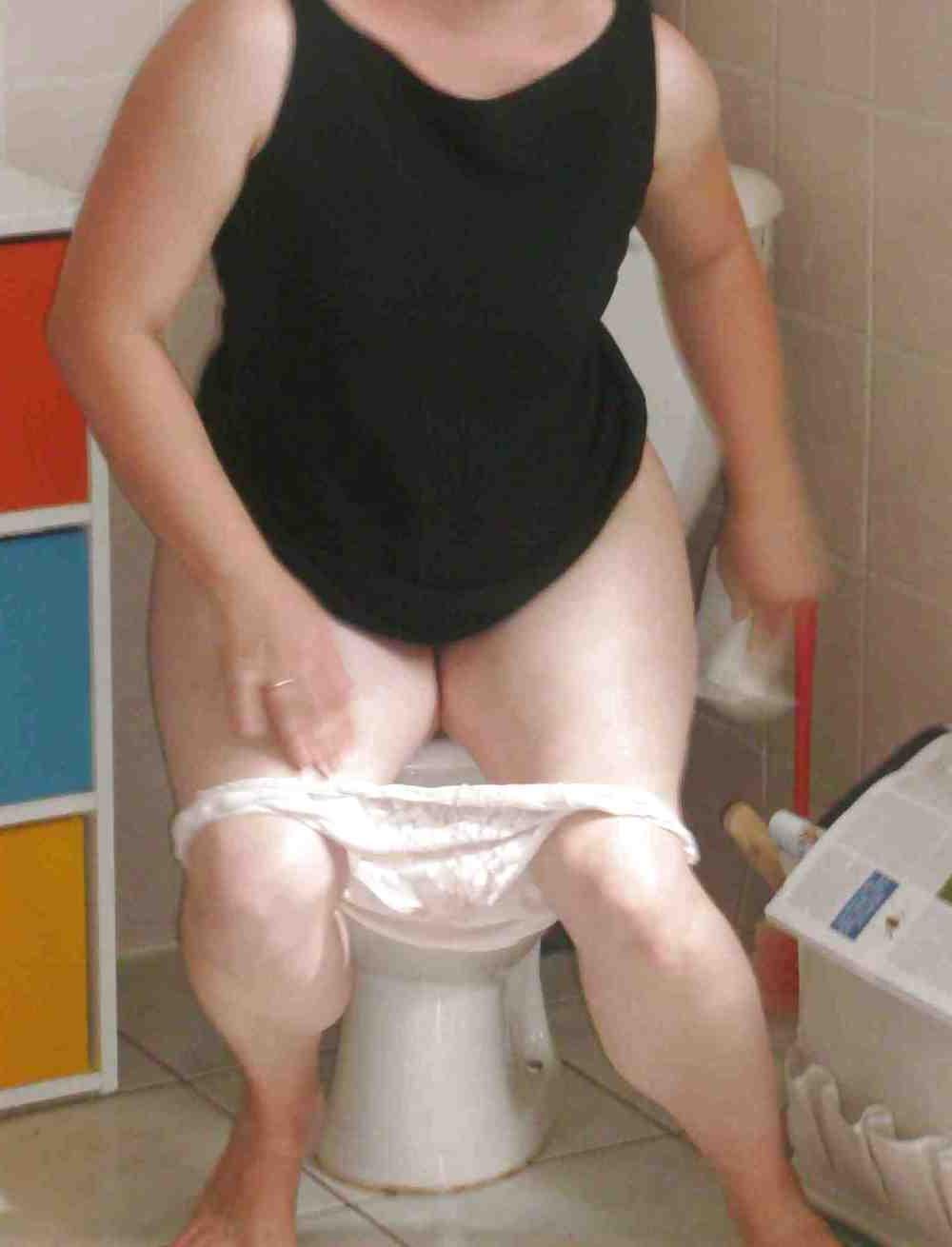 10P French wife at toilet