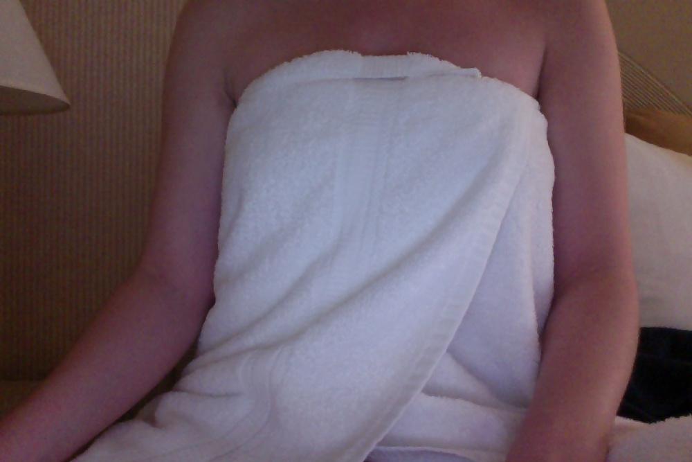 23P Girl has some fun in motel
