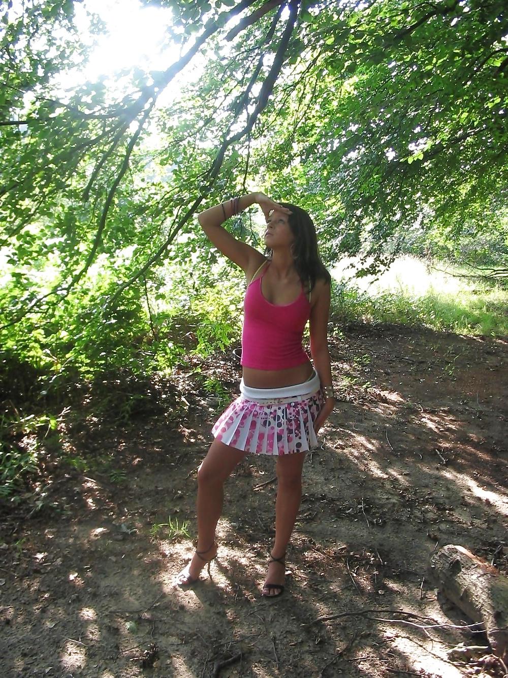 25P My collection 66 : nice teen show her body in the forest