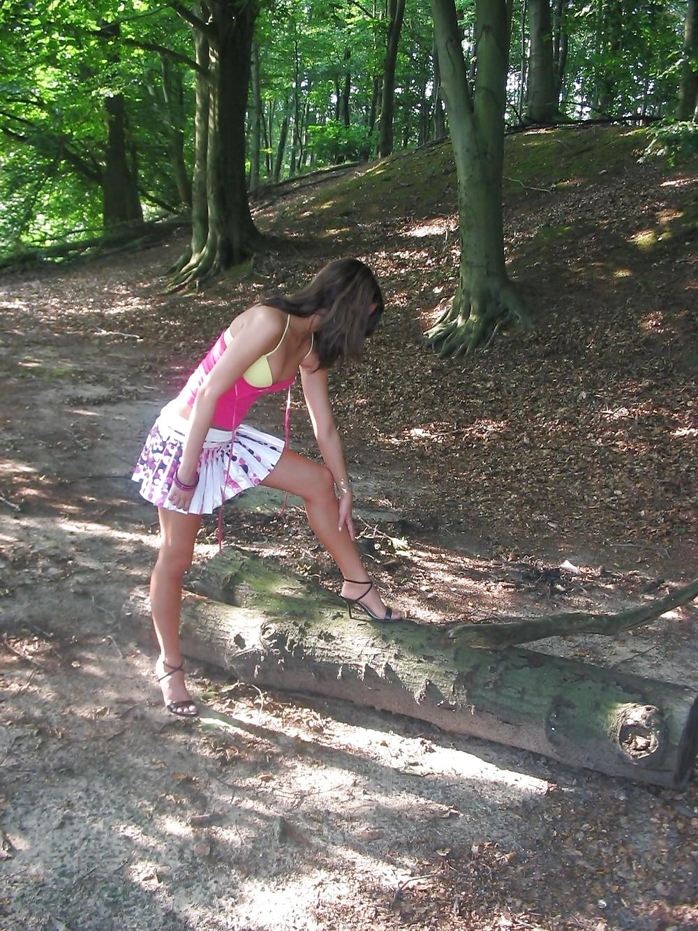 25P My collection 66 : nice teen show her body in the forest