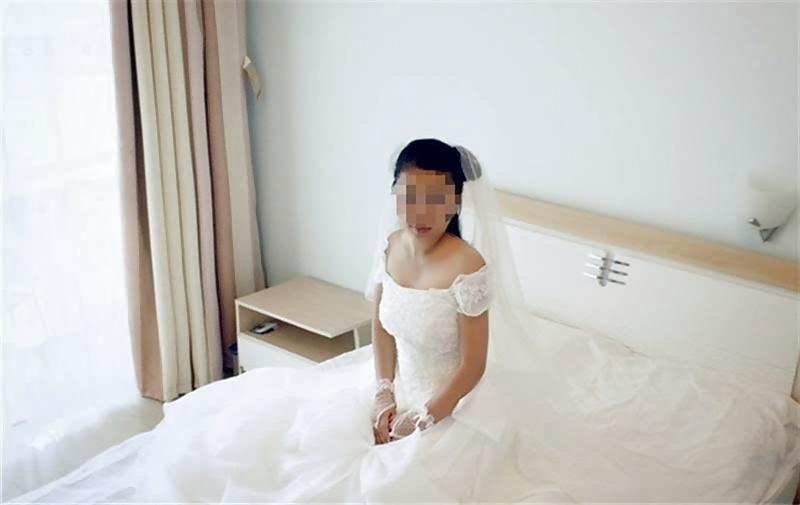 12P Test wedding dress before honey moon 