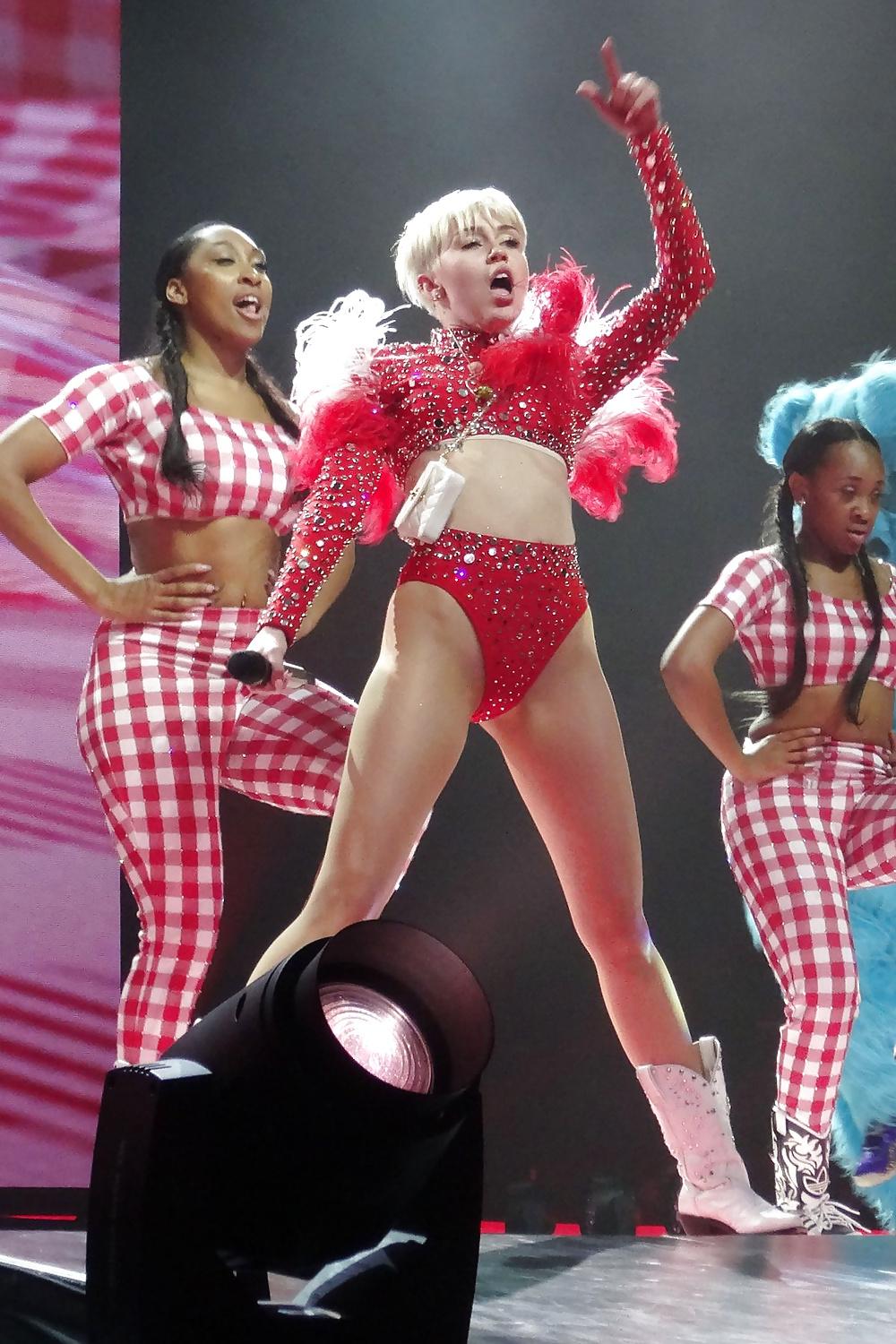 25P Miley Cyrus - This Slut needs a hard Fuck