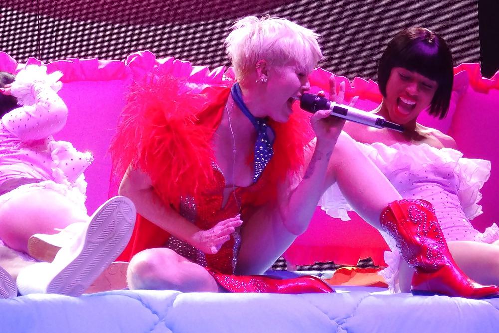 25P Miley Cyrus - This Slut needs a hard Fuck