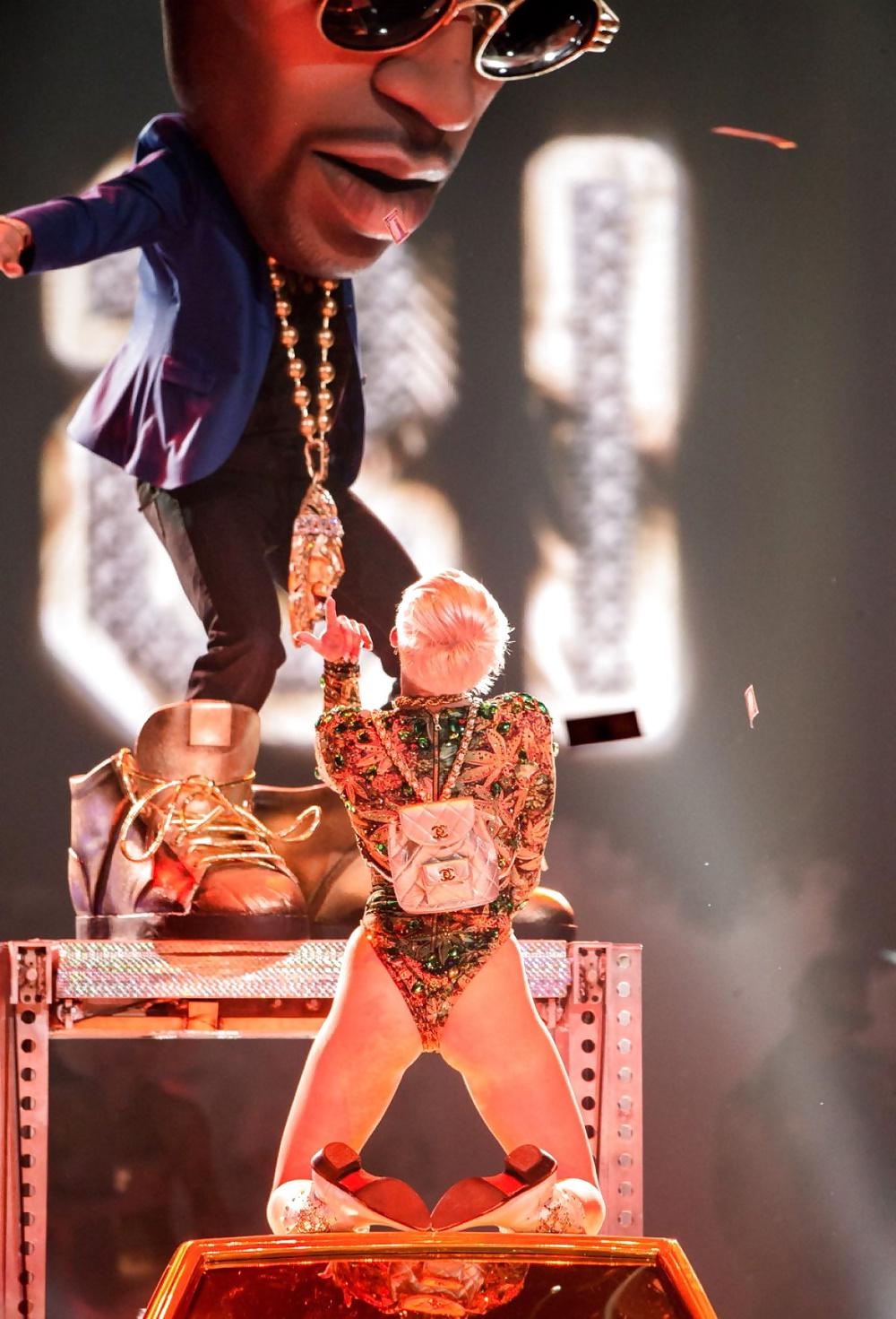 25P Miley Cyrus - This Slut needs a hard Fuck