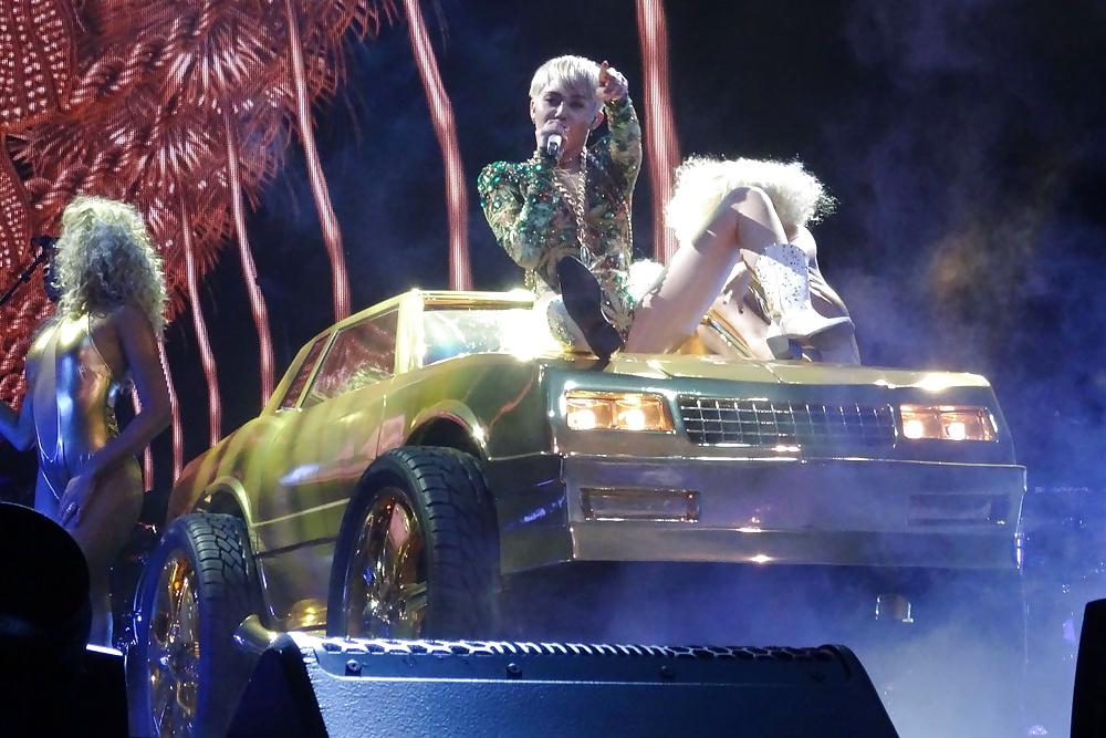 25P Miley Cyrus - This Slut needs a hard Fuck