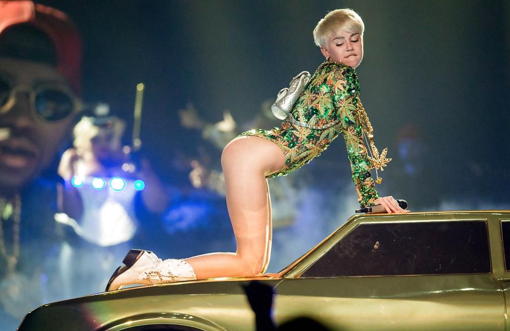 25P Miley Cyrus - This Slut needs a hard Fuck