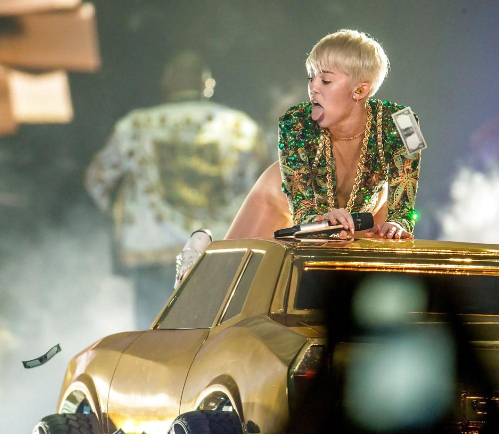 25P Miley Cyrus - This Slut needs a hard Fuck