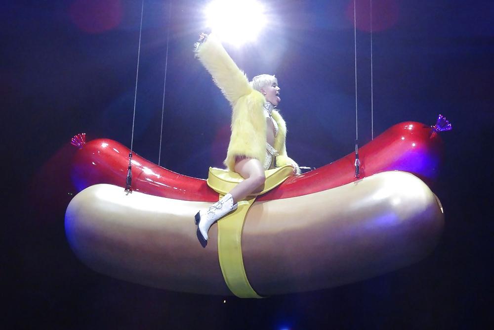 25P Miley Cyrus - This Slut needs a hard Fuck