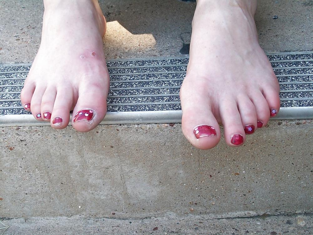 25P LAURAS DIRTY FEET