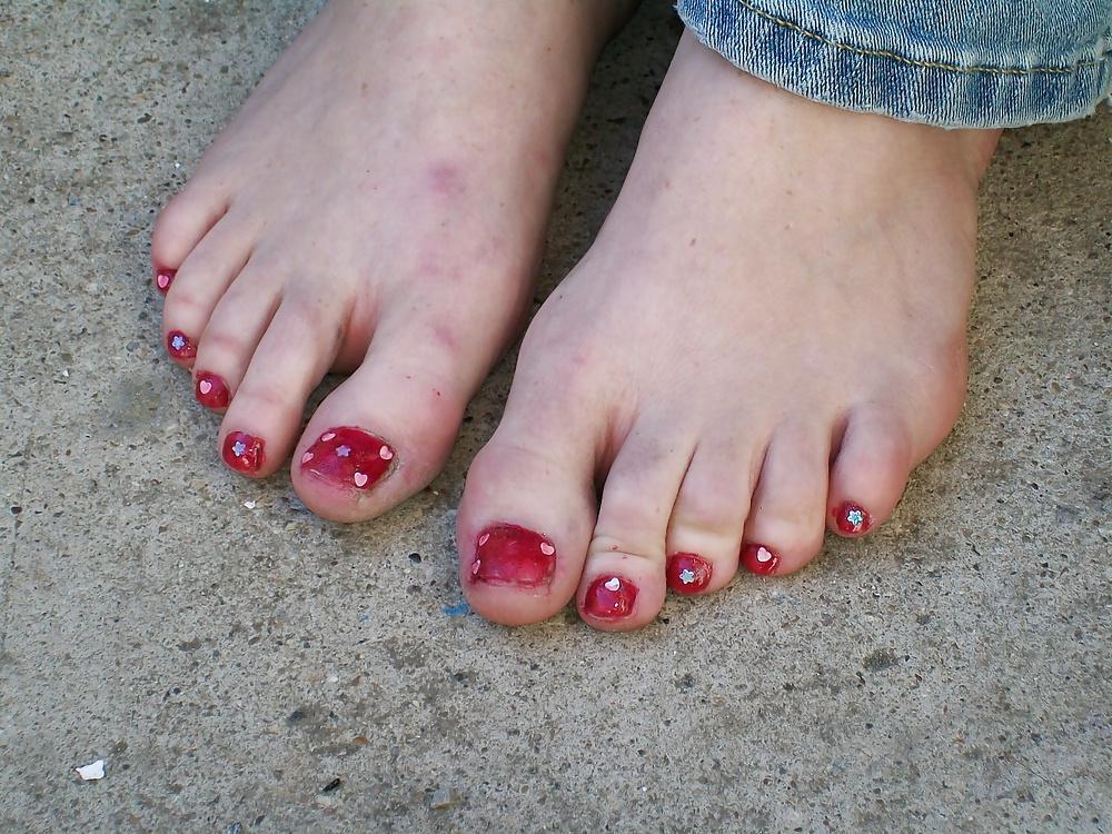 25P LAURAS DIRTY FEET